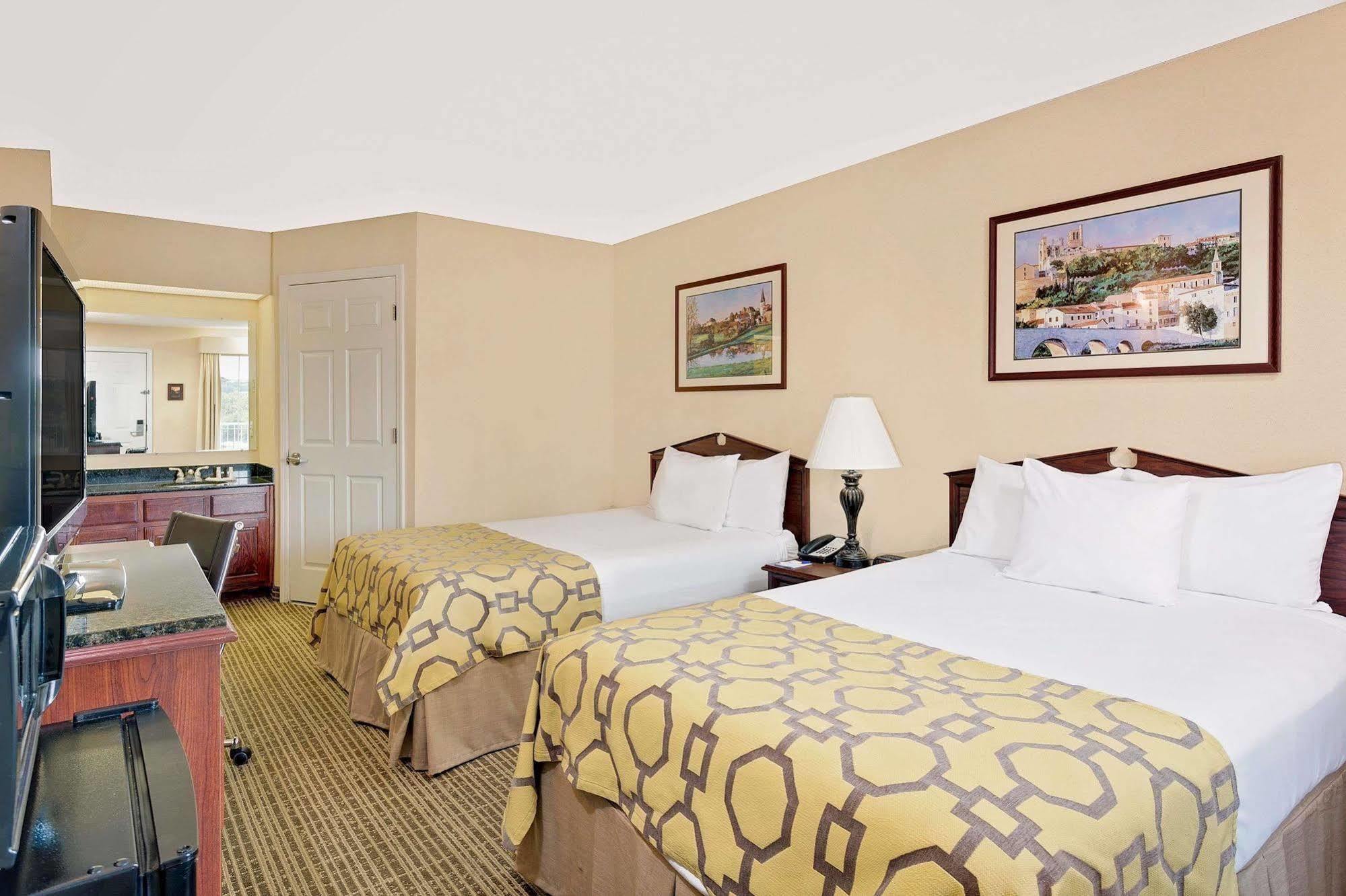 Motel Baymont By Wyndham Cleveland Exterior foto